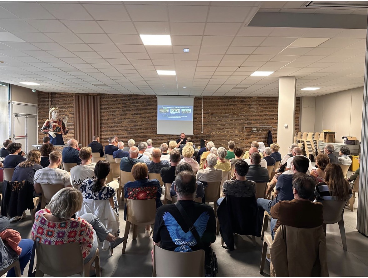 Les participants réunis pour l’assemblée générale de La Renaissance, avec Mélodie près de la tribune