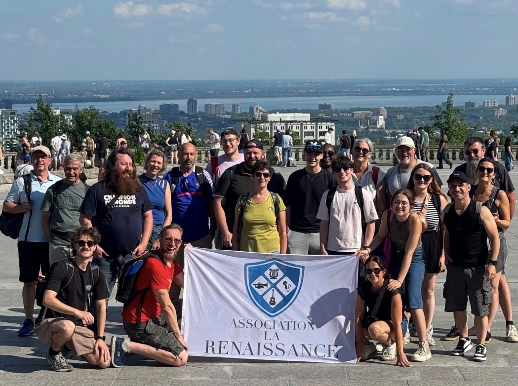 Les membres de l’association La Renaissance réunis autour de leur bannière