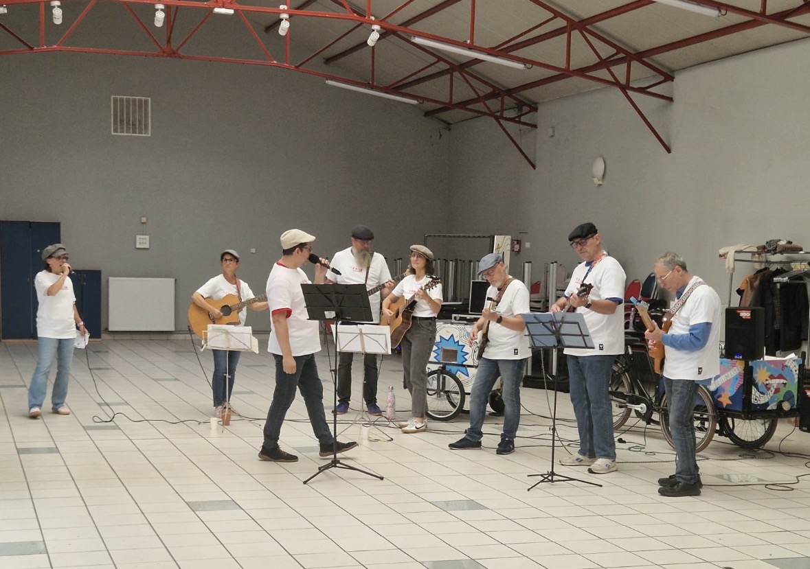 La Chariole chante et joue de la guitare à la salle Roger Craye pendant l’Urban Trail de Neuville